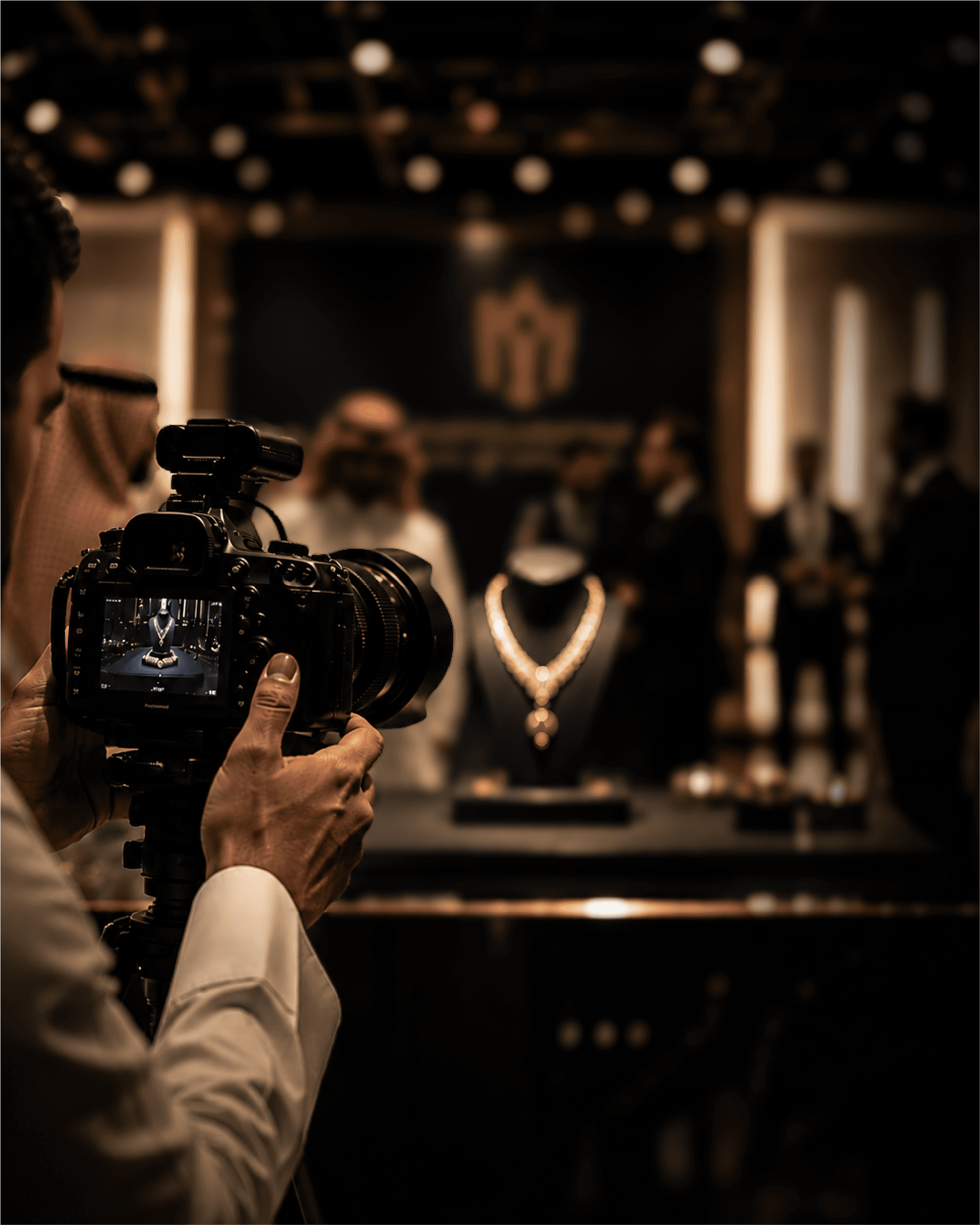 كاميرا سينمائية احترافية على حامل ثلاثي — شركة الجودة الوطنية للمعادن الثمينة